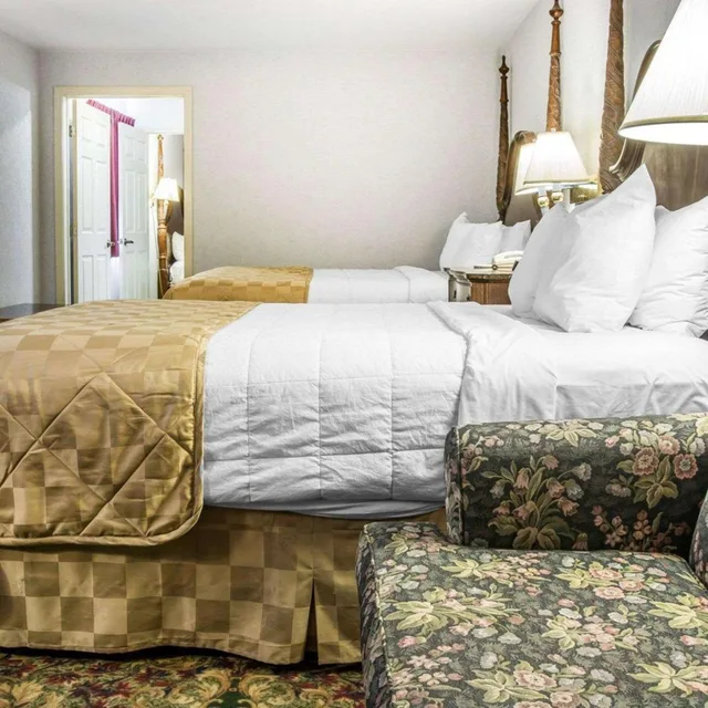 Suite, Queen Bed, Lake View, Clarion Hotel Mackinaw City Beachfront 2/2