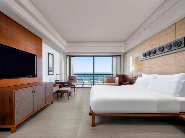 غرفة تنفيذية بسرير كينج بإطلالة على البحر، Pullman Oceanview Sanya Bay Resort and Spa 3/8