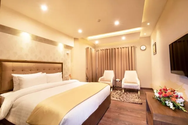 غرفة ديلوكس بسرير كينج، Hotel One Garden Town Lahore 1/3