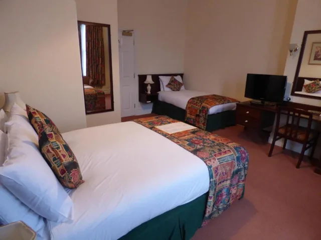 غرفة عائلية بسرير مزدوج وسرير فردي، Arundel House Hotel 1/4