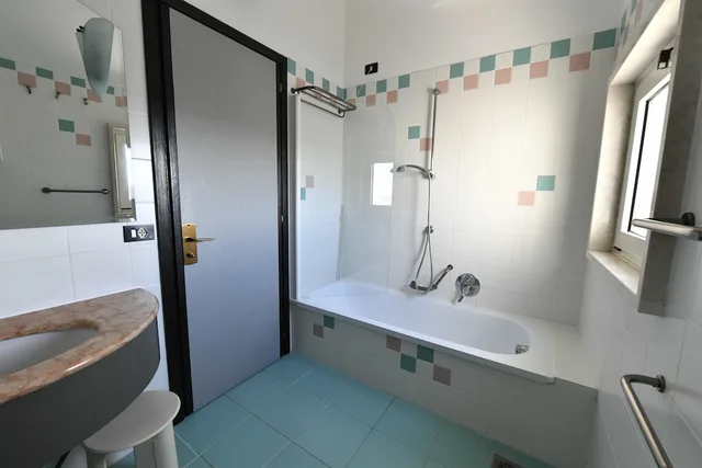 غرفة كومفورت رباعية بسرير مزدوج وسريرين منفصلين بإطلالة جزئية على البحر، Hotel Europa Jesolo 4/5