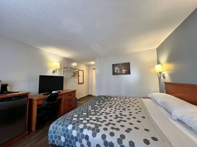غرفة بسرير كينج، Econo Lodge Calgary Motel Village 2/10