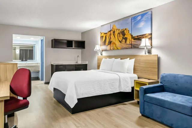 Efficiency, Queen Bed، Days Inn by Wyndham Salina South 2/10