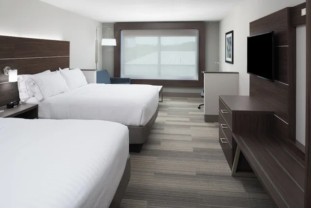 Suite, 2 Queen Beds, Sofa, Holiday Inn Express Suites Kingdom City 2/3