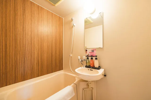 Room, Twin Beds, Light Housekeeping, Smoking، Hotel Relief Namba Daikokuchou 3/5