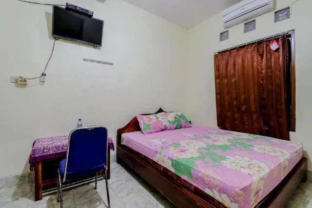 Family, Queen Bed, Penginapan Barokah by ZUZU 4/10