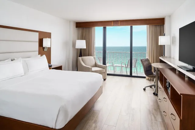 Room, King Bed, Gulf View, Balcony, High Floor، DoubleTree Beach Resort by Hilton Tampa Bay - North Redington Beach 3/9