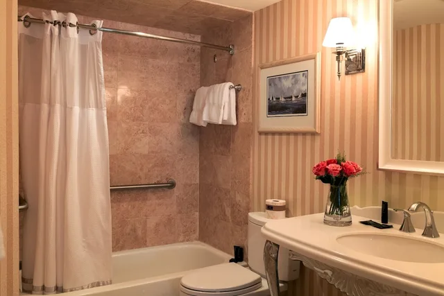 غرفة قياسية بسرير كوين، The Chateau Inn and Suites 4/4
