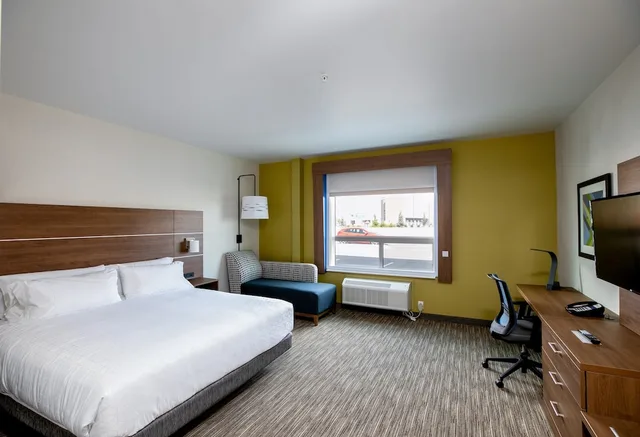 غرفة قياسية بسرير كينج لذوي الإعاقة، Holiday Inn Express Lethbridge Southeast 1/2