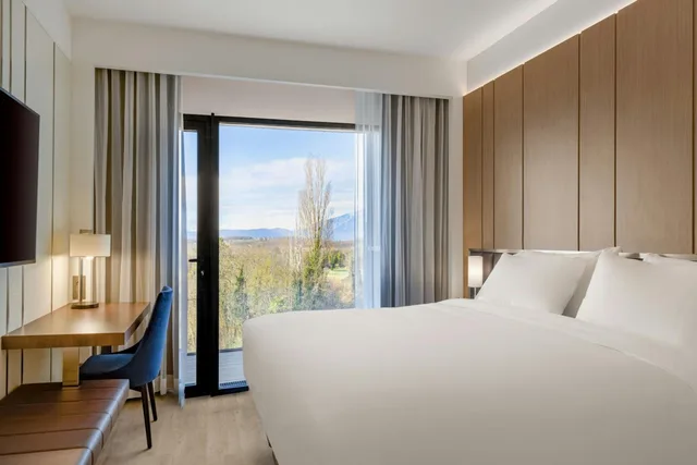 غرفة بسرير كينج، AC Hotel Saint-Julien-en-Genevois 1/5