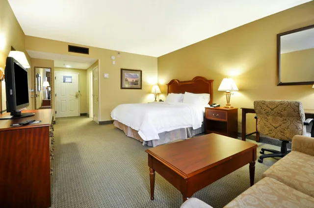 غرفة بسرير كينج مع أريكة لذوي الإعاقة، Hampton Inn Charleston Historic District 2/5