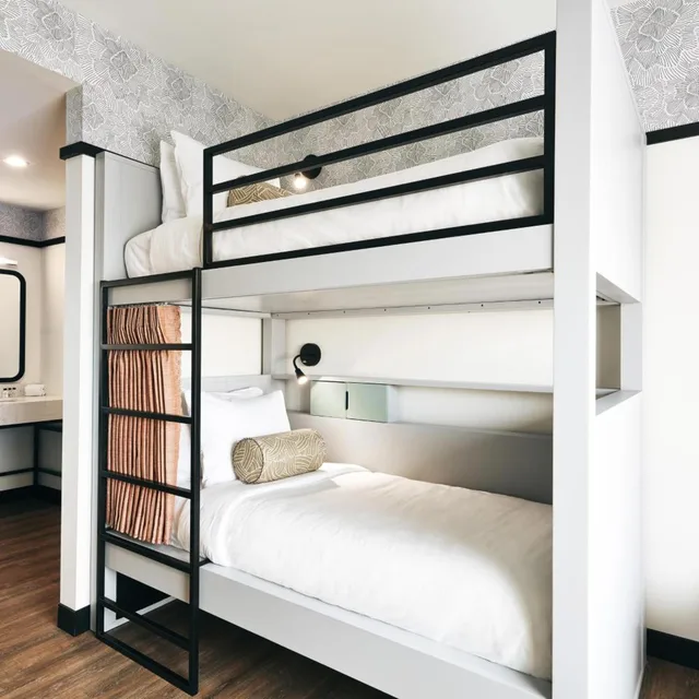 غرفة بسريرين منفصلين وسرير بطابقين، Kinley Chattanooga Southside, a Tribute Portfolio Hotel 4/6