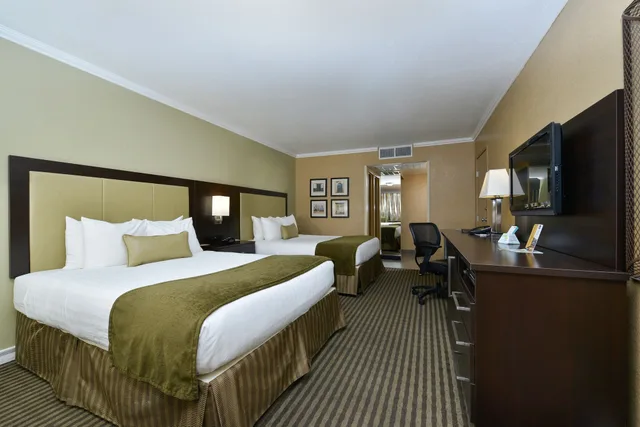 غرفة قياسية بسريرين كوين، Royal Sun Inn & Suites 3/6