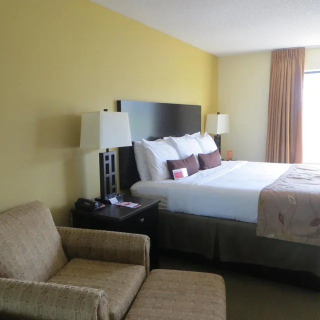 1 Bedroom, Suite, Ramada by Wyndham Wisconsin Dells 3/5