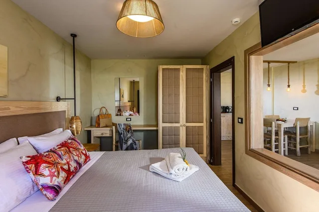 جناح فاخر بسرير كوين بإطلالة على البحر بغرفة نوم واحدة مع أريكة بمسبح خاص، Esperides Resort Crete 2/10
