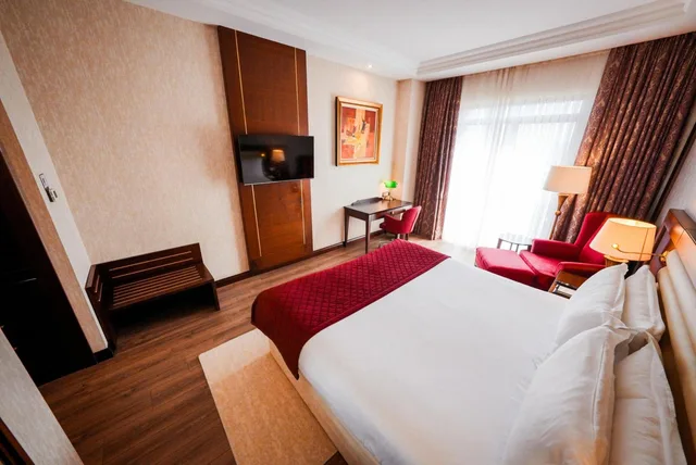 غرفة ديلوكس بسرير كينج وسرير كوين بإطلالة على البحر، Wellborn Luxury Hotel 1/9
