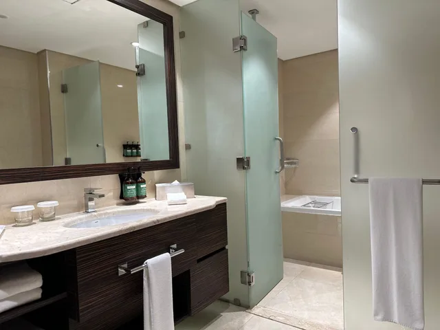 Diplomat, Suite, King Bed، Crowne Plaza Kuwait Al Thuraya 2/2
