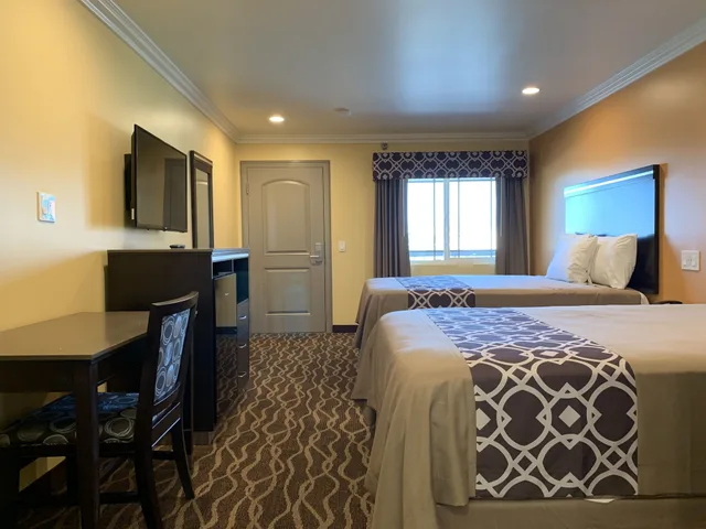 غرفة ديلوكس بسريرين كوين، Industry Inn Amp Suites 2/5