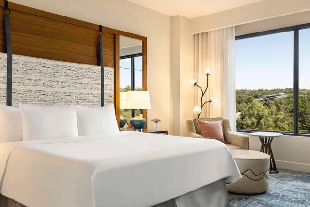 Grand, Suite, The Woodlands Resort, Curio Collection by Hilton 2/4