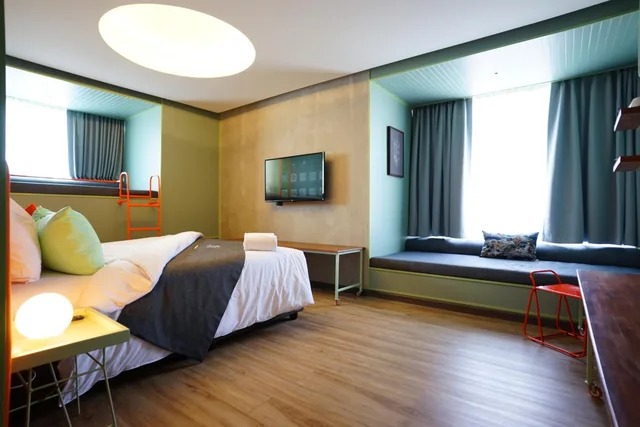 جناح بسرير كوين بمطبخ، Samsen Street Hotel 1/2