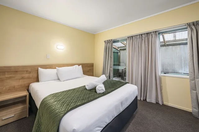2 Bedrooms, Downstairs, Double and Twin Beds, Fenton Court Motel 2/6