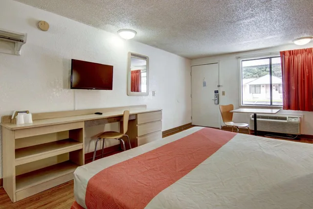 1 King Bed - Non-Smoking, Micfridge، Motel6 Atlanta Airport - Union City 3/5