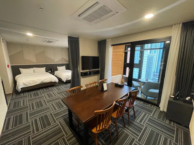 Royal, Gold, Suite, City View، Urbanest Hotel 1/1