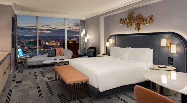 Gold, King Bed, Pool View، Fontainebleau Las Vegas, MICHELIN Key Award Hotel 1/2