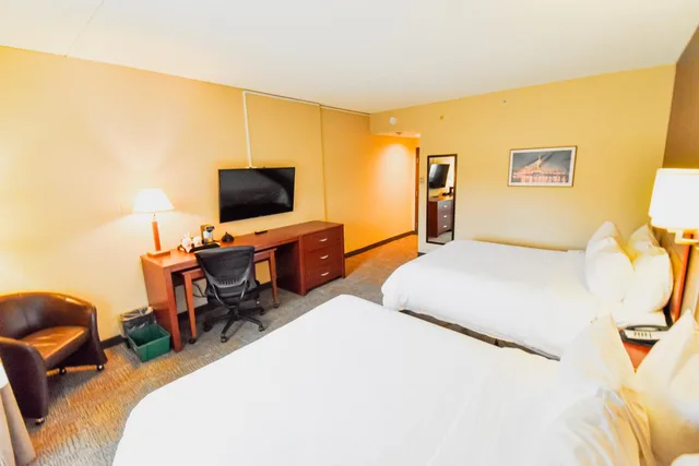 Room, King Bed, Queen Bed, Canad Inns Destination Centre Garden City 1/4