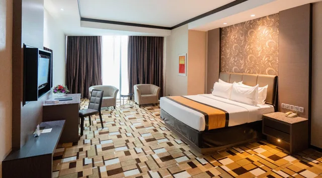 Family Suite, King and Twin Beds, Grand Paragon 1/2