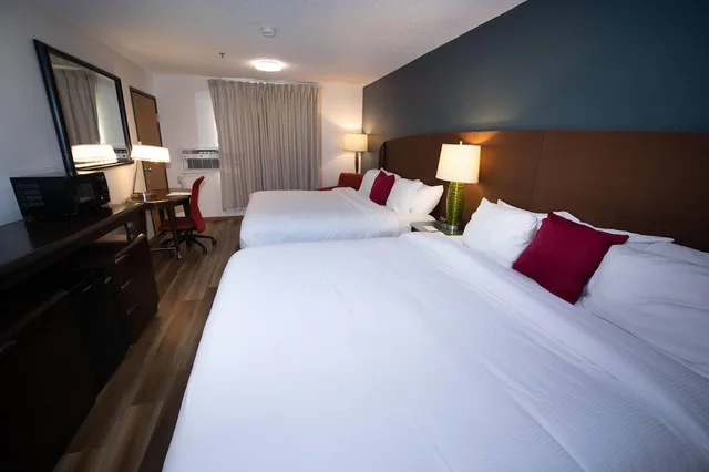 غرفة بسريرين كينج، Alliance Hotel & Suites, a Howard Johnson by Wyndham 1/9