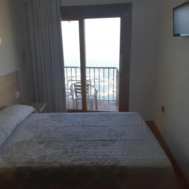 غرفة بسرير مزدوج بإطلالة على البحر بشرفة، Hotel Condestable 2/5