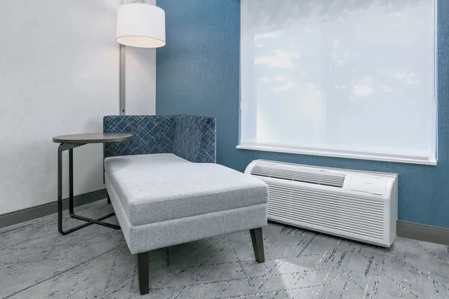جناح بسرير كينج مع أريكة، Holiday Inn Express Hotel Suites Valparaiso 6/6