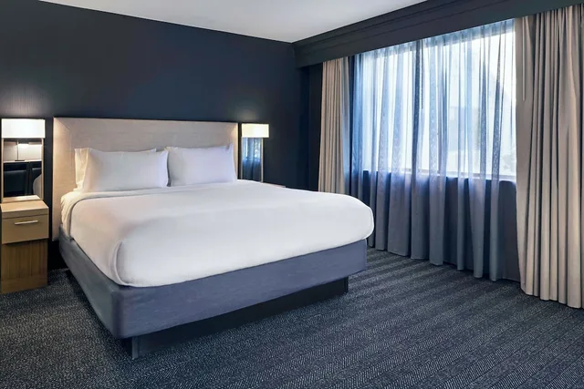 استوديو بسرير كينج مع أريكة، COURTYARD BY MARRIOTT SACRAMENTO MIDTOWN 2/10