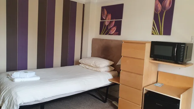 غرفة مفردة، The Edward Hotel 8/15