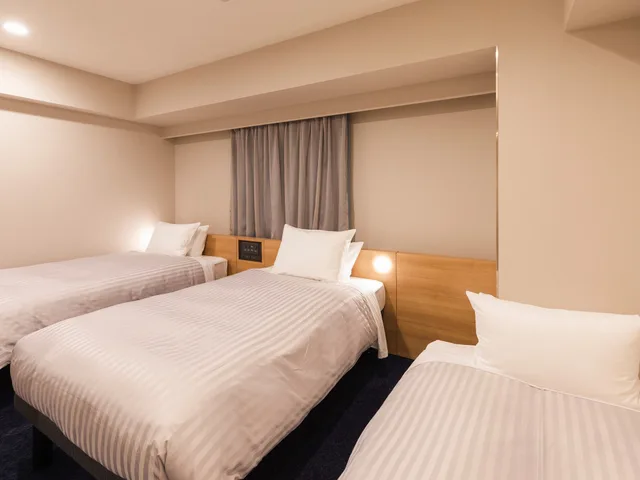 غرفة ثلاثية بسريرين منفصلين مع أريكة، Sotetsu Fresa Inn Nagoya-Shinkansenguchi 1/3