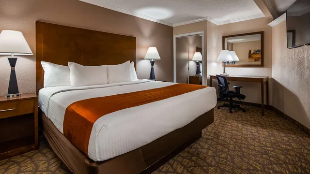 جناح بسرير كينج مع أريكة بجاكوزي، Best Western Of Hartland 1/2