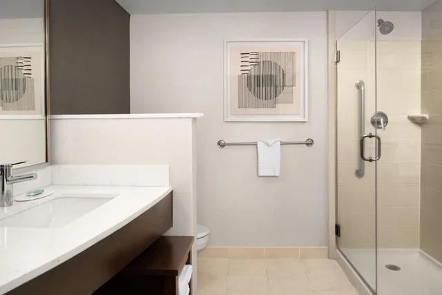غرفة بسريرين كوين بحوض استحمام لذوي الإعاقة، Courtyard by Marriott Jacksonville Flagler Center 4/5