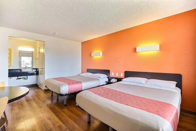غرفة قياسية بسريرين كوين، Motel6 Oakland, CA - Embarcadero 2/8