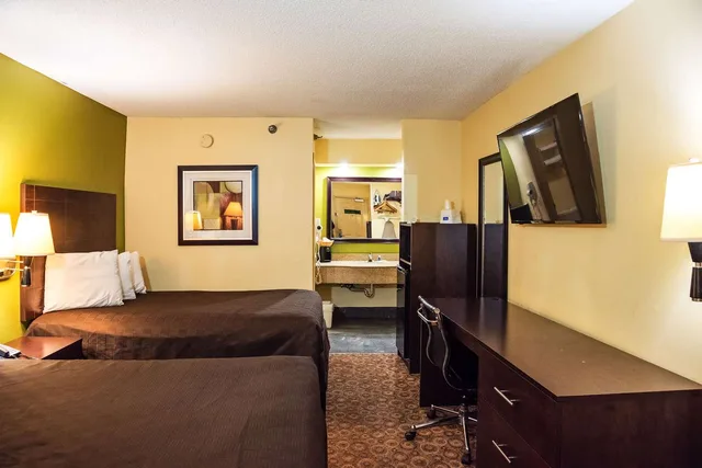 غرفة بسريرين مزدوجين للمدخنين، Rodeway Inn & Suites Clarksville near Governors Square Mall 3/3