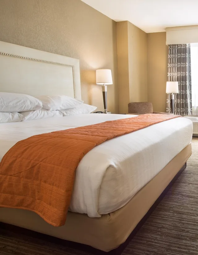 2 Rooms, Me, King Bed, Bathtub, Accessible، Drury Inn and Suites Cincinnati Sharonville 2/5