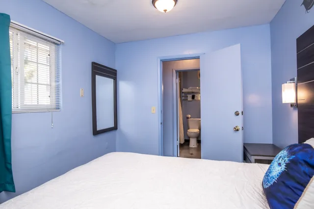 غرفة قياسية ثلاثية بسرير كينج وسريرين كوين بغرفتي نوم، Aqua Breeze Inn 2/5