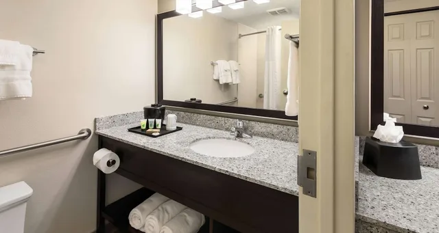 غرفة قياسية بسرير كوين لذوي الإعاقة، Best Western Ramkota 2/5
