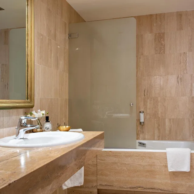 جناح جونيور ثلاثي، Grand Hotel Bristol 3/3