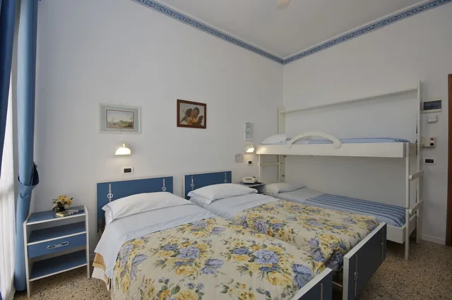 غرفة رباعية، Victory Hotel 1/5