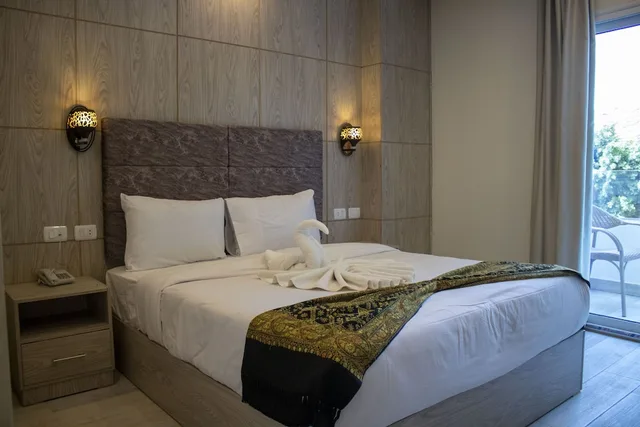 غرفة كومفورت بسرير كوين بإطلالة على الحديقة، Nine Pyramids View Hotel 1/3