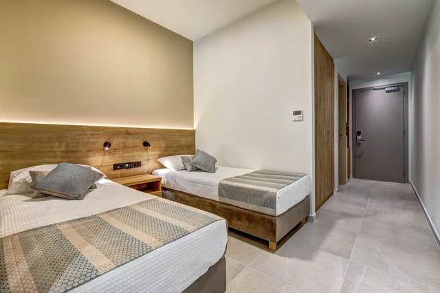 Family, Double and Twin Beds, Land View، White Olive Elite Laganas 3/6
