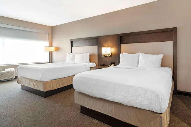 غرفة بسريرين كوين، Best Western Plus Executive Residency Rigby's Water World Hotel 1/4