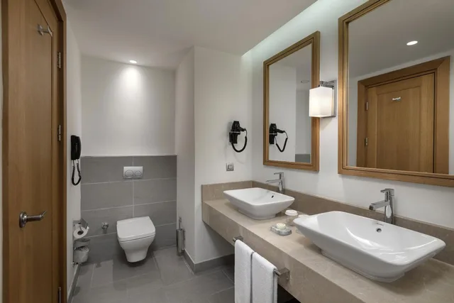 غرفة سوبيريور بسرير كينج بإطلالة على البحر، Titanic Luxury Collection Bodrum 5/6