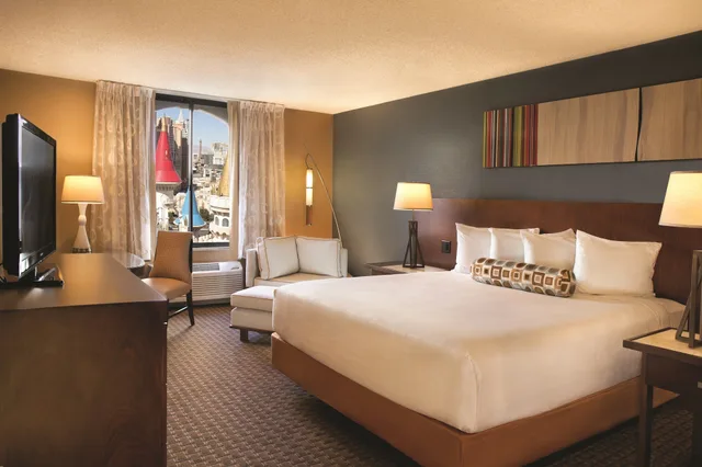 Room, King Bed, Royal Tower، Excalibur Hotel and Casino 4/9